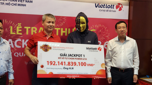 ông H.N tại buổi lễ trao giải jackpot lớn thứ 2 Việt Nam chotlo3s.com