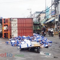Sau tiếng nổ, container lật như phim, bia văng tứ tung trên Quốc lộ 1