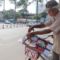 Nghề bán vé số dạo mưu sinh