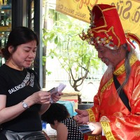 Ông 'thần tài' bán vé số