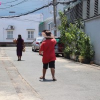 2 mẹ con bán vé số cùng nhau 